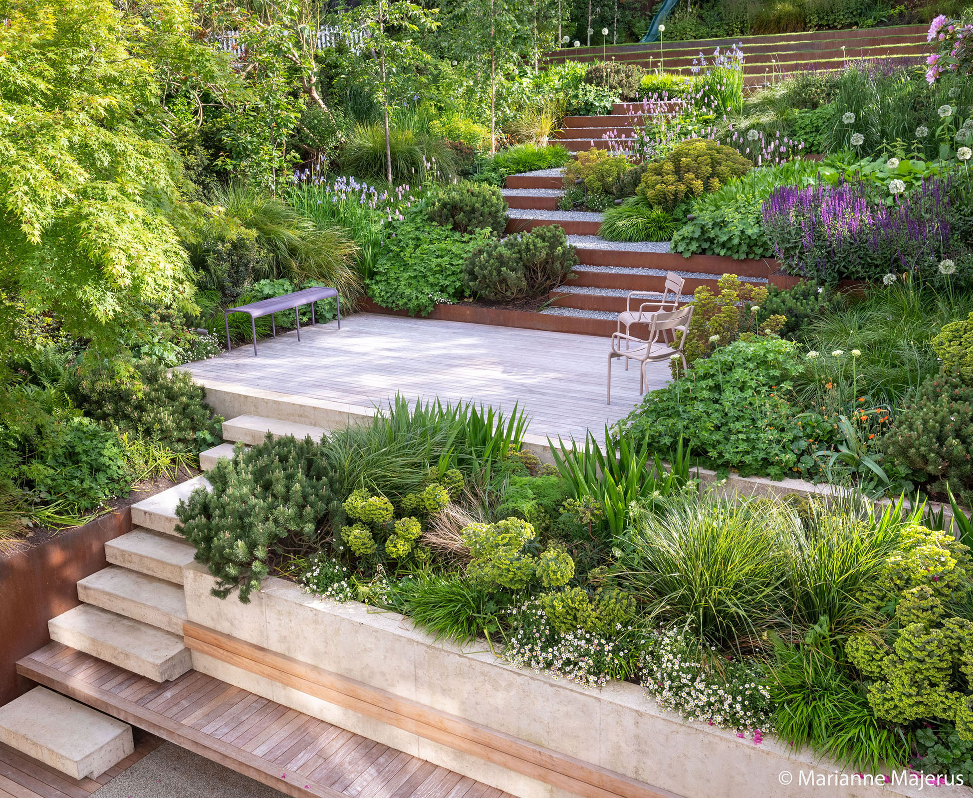 Overview of the garden that reveals how the design layout represents an elegant but also functional solution to interconnect a garden set on a steep slope in Muswell Hill.