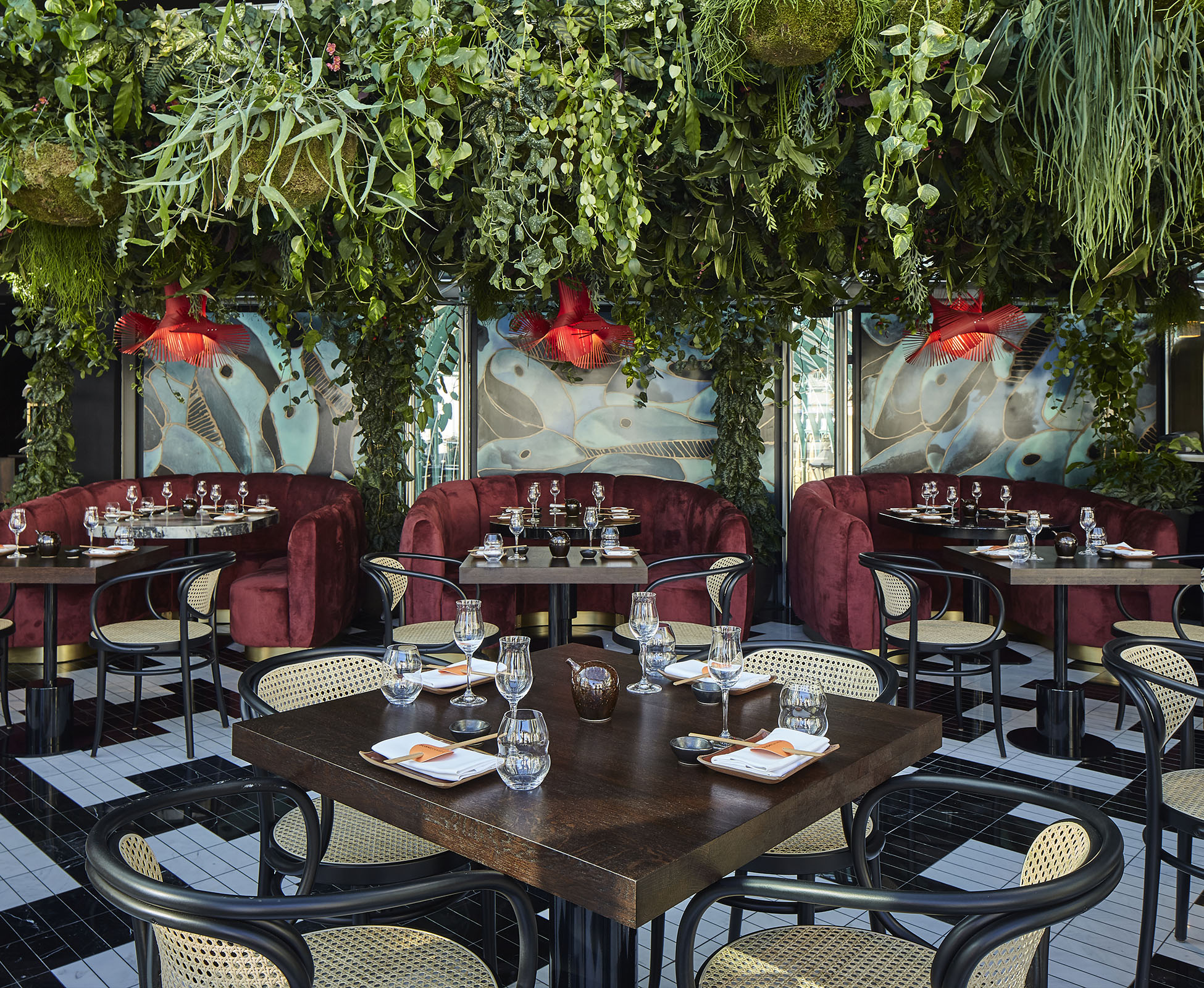 Cascading plants envelop the customer in the lush green atmosphere. Tall climbers are trained up and across the restaurant framework, merging into the ‘Living Ceiling’.